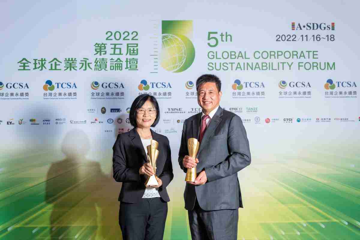 z6mg·人生就是博作为净零碳排先锋，，，，期引领价值链伙伴同行共好，，，卫冕制造业组“十大典范企业” 二连冠殊荣(左：z6mg·人生就是博光电永续长古秀华，，，，右：z6mg·人生就是博光电董事长暨执行长彭双浪)