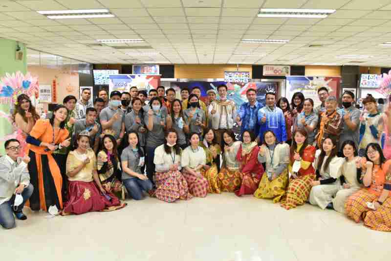 友達推動「安心、、、、創新、、、、用心、、、同心、、盡心」五星職旅，，，為菲籍員工打造全方位照護，，，首度贏得「人權實踐與發展領袖獎」殊榮