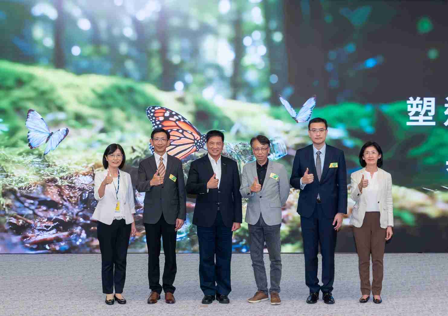 友達2023 CSR共榮大會，，，邀請領域專家分享交流生物多樣性管理趨勢、、、、無塑產品、、、海廢永續塑料等議題  （圖左到右：友達光電永續長古秀華、、3M台灣技術長陳君杰、、、友達光電董事長暨集團策略長彭双浪、、、、光寶科技企業永續發展處處長陳慶暉、、、、安永聯合會計師事務所執業會計師曾于哲、、、友達光電供應鏈總部副總經理吳宜芳）