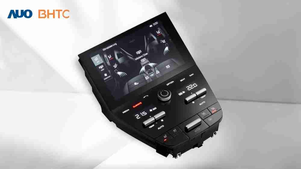 作為友達新生力軍，，，BHTC所展示的中央與後座鞍部的Display HMI產品，，，可處理多區恆溫控制、、、顯示畫面，，，呈現仿真3D車室分區；以力傳感技術精準傳遞觸感，，，，並結合音量及震動反饋，，，，防止意外啟動，，，提供使用者自然流暢、、直觀且輕鬆駕馭的舒適介面