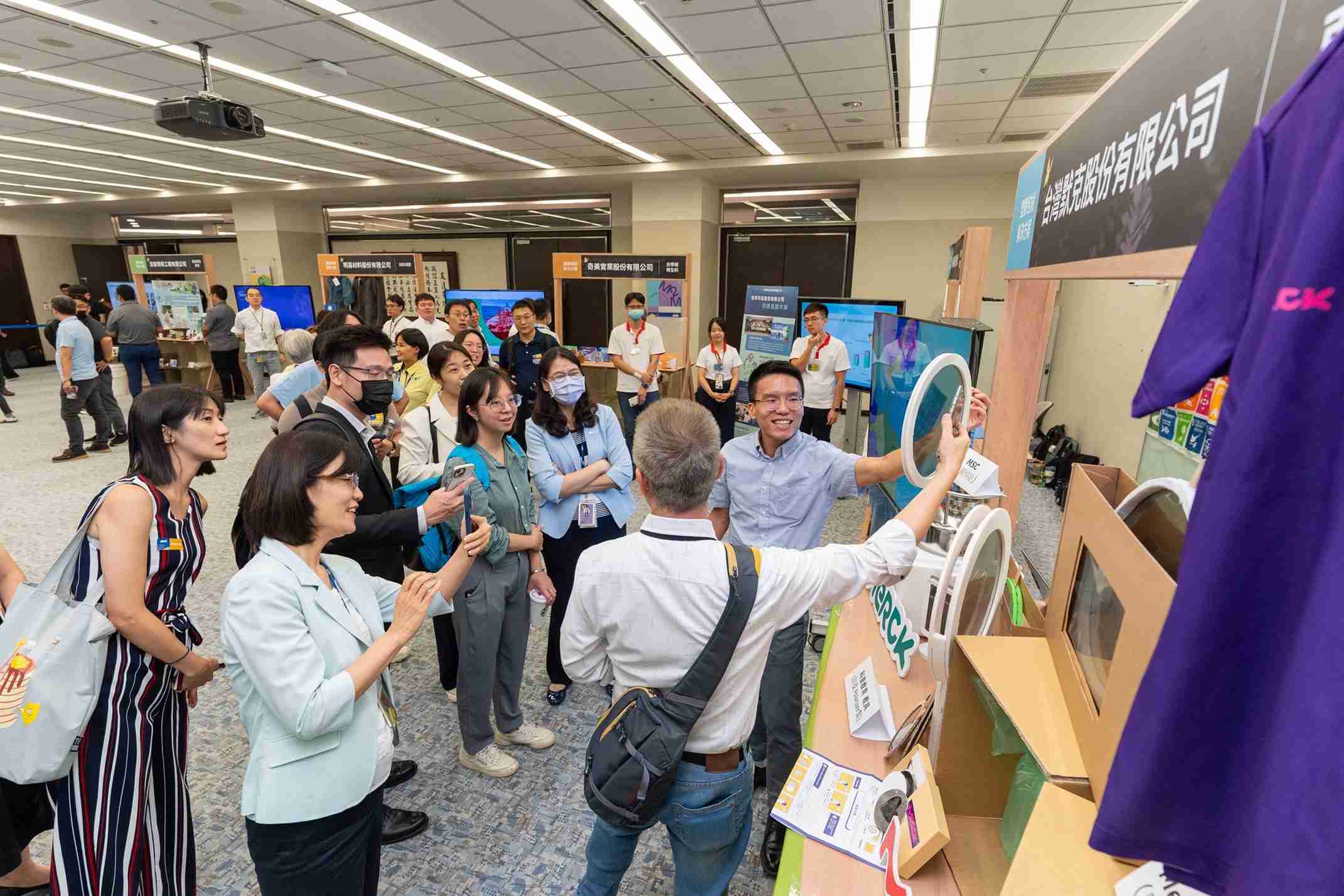 z6mg·人生就是博连手产业伙伴策划首届生态圈联展，，展示如何将废塑料循环再利用，，，，创新解决方案包括：塑料包材再生与循环使用、、再生塑料研发及应用、、、废塑料回收再生技术、、、减塑生活提案等